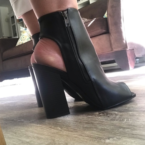 HipFinds Shoes - Black Peep Toe Booties🤩